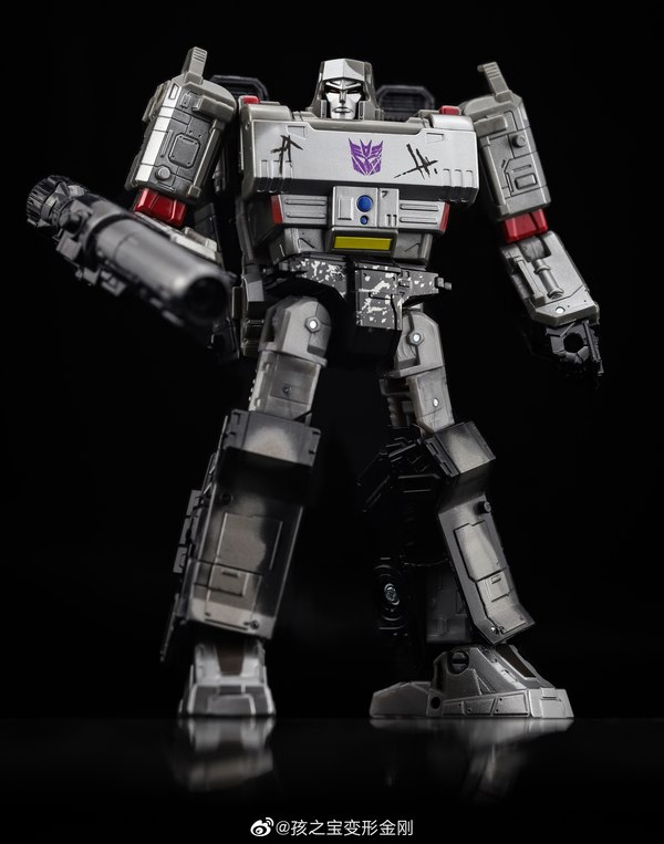 Netflix Megatron With Battlemasters Lionizer & Pinpointer In Hand Images Of WalMart Exclusive Set  (6 of 10)